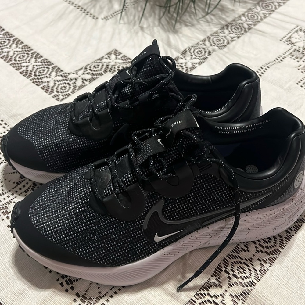 Nike Shield Women’s Running Shoes Black Reflective Sneakers Size 9